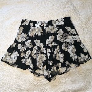 Black & White Floral Frilly Shorts 🖤